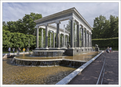 Львиный каскад (1857 г.) в Нижнем парке Петергофа.