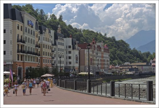 Роза Долина пока смотрится курортом-новоделом.