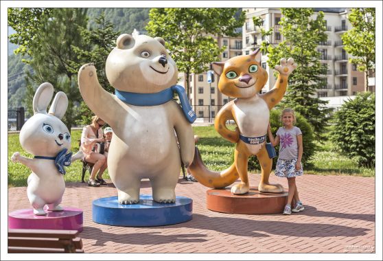 Саша с талисманами зимних Олимпийских игр 2014 года.