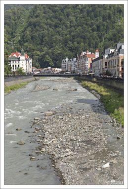 Отели и магазины Роза Хутор на берегах реки Мзымта.
