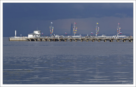 Вид из Петергофа через Невскую губу. Вдалеке виднеется небоскреб Лахта-центр.