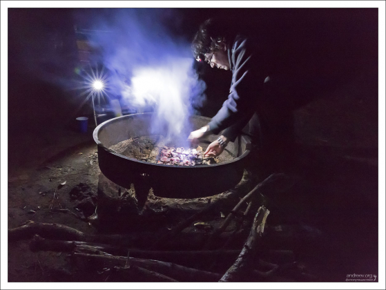 Готовим шашлыки в кемпинге в парке Caddo Lake.