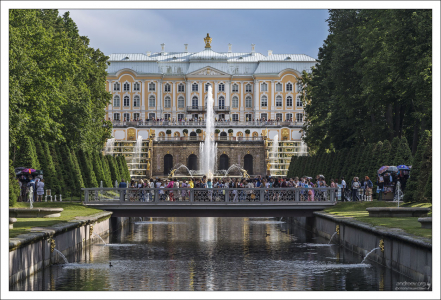 Классический вид на Большой Петергофский дворец.