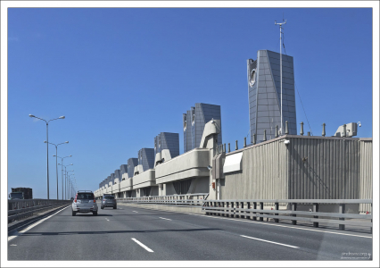 Кольцевая автомобильная дорога в Кронштадт по защитной дамбе.