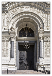 Южный портал Морского собора в Кронштадте, над которым находится икона святого Митрофания.