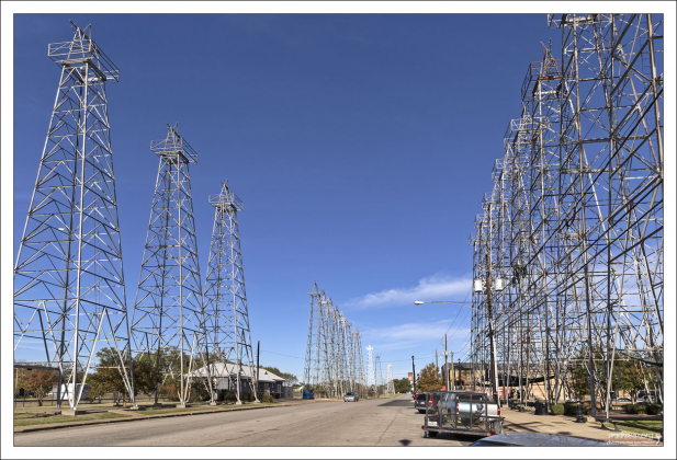 Лес из стальных нефтяных вышек сконцентрирован на участке площадью 1,2 акра в центре города Kilgore, TX, где за 30 лет добычи было выкачено более 2,5 миллионов баррелей нефти.