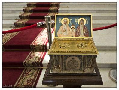 Рака с частицами мощей св. Елизаветы и Варвары в Морском соборе Кронштадта.