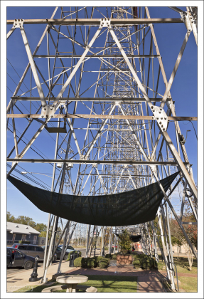 Нефтяные вышки Kilgore работают на Ист-Тексас - крупном месторождении нефти и газа на востоке штата Техас.
Покрывая площадь 570 км² и имея 30 340 исторических и действующих скважин, это второе по размерам нефтяное месторождение в Соединённых Штатах вне Аляски, и первое по объёму добычи нефти с момента открытия в 1930 году.