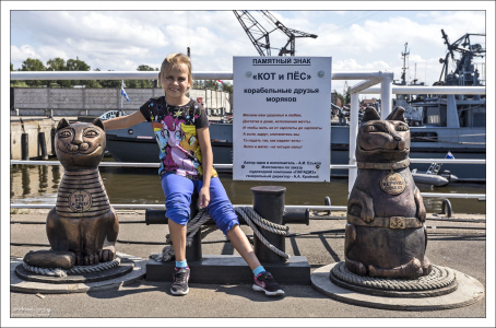 Декоративная композиция «Кот и пёс» – корабельные друзья моряков – установлена на Зимней пристани Кронштадта.