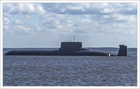 Атомная подводная лодка "Дмитрий Донской" на Кронштадтском рейде.