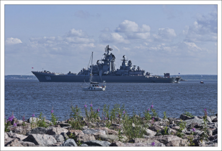 «Пётр Великий» — тяжёлый атомный ракетный крейсер ВМФ РФ на Кронштадтском рейде.