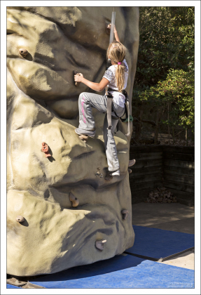 Саша тестирует скалолазную горку.