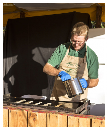 Жители сообщества Homestead Heritage угощают всех желающих свежими оладьями. Совершенно бесплатно.
