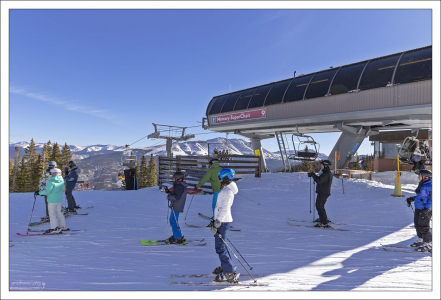 Подъемник Mercury Super Chair на вершине горы Peak 9 на горнолыжном курорте Breckenridge, Колорадо.
