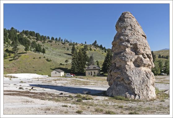 Liberty Cap - заостренная травертиновая скала
(считается высохшим источником) - стояла здесь еще до создания
Йеллоустонского национального парка в 1872 году.