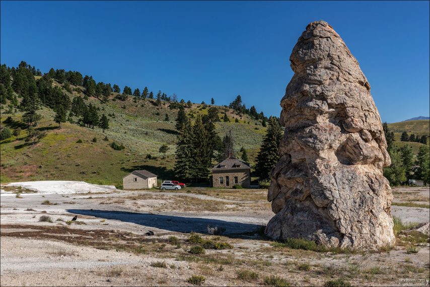 Liberty Cap - заостренная травертиновая скала (считается высохшим источником) - стояла здесь еще до создания Йеллоустонского национального парка в 1872 году.