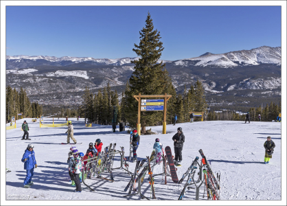 Детская лыжная школа с промежуточным лагерем посреди горы.