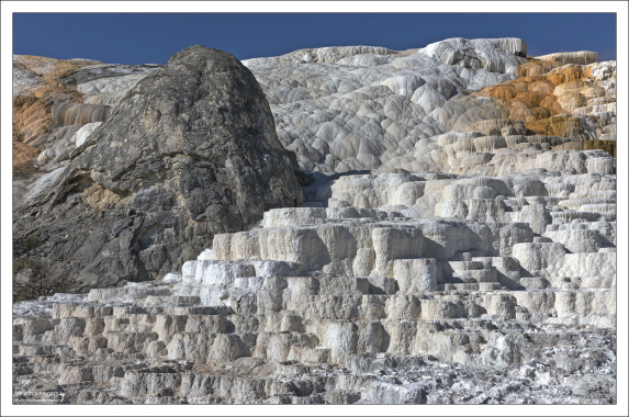 Сухие террасы Palette Spring и черный Devil's Thumb (Дьявольский палец).