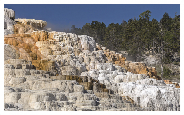 Каскад террас и прудов, образующих Palette Spring (Палитра).