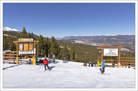 Снежный парк Parklane Terrain park, где лыжникам и сноубордистам разрешено делать различные трюки.