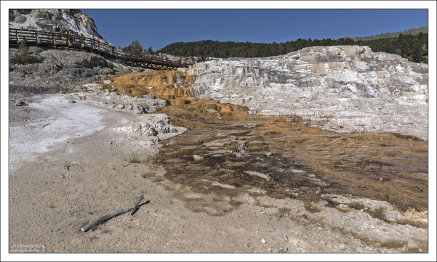 Сухие террасы Минервы (Minerva Terrace) и оранжевый сток Mound Spring.