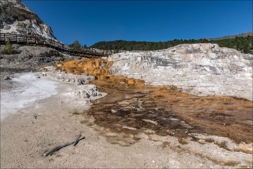 Сухие террасы Минервы (Minerva Terrace) и оранжевый сток Mound Spring.