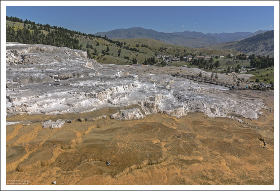Активность на террасах Минервы затихла в начале 2000-х годов.
Их обходит только вода, изливающаяся из источника Mound Spring,
расположенного выше.