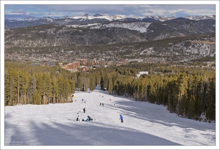 Спуск с горы ведет прямо в дервеню Village at Breckenridge.