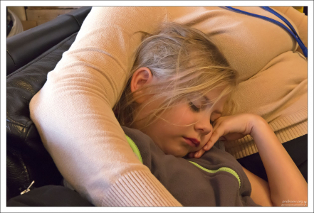 Саша уснула в ресторане после целого дня катания в Брекенридже.