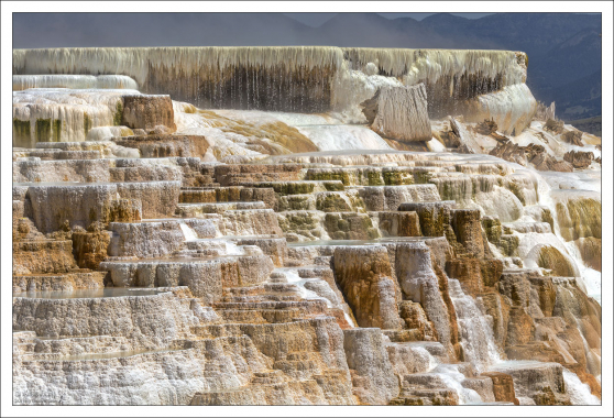 Симпатичная стена травертиновых сосулек над Мраморной террасой.