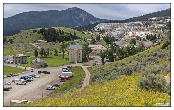 Исторический район Маммот-Хот-Спрингс в Йеллоустонском национальном парке является административным центром парка.
Внизу слева на парковке виден наш дом-на-колесах.