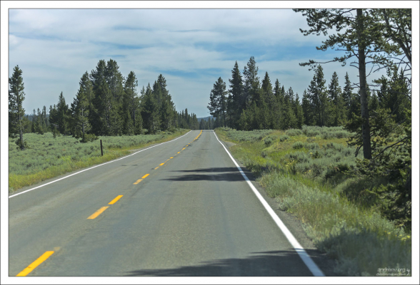 Пустая дорога в Йеллоустоуне.
