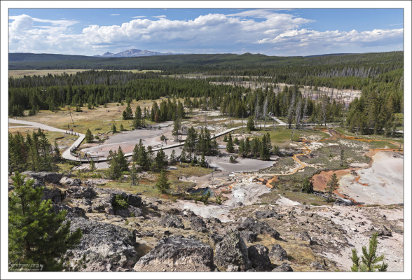 Гидротермальная зона Artists’ Paint pots на склоне холма.