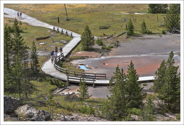 1-мильная тропа в форме восьмерки в местечке Artists’ Paint pots в Йеллоустоуне.
