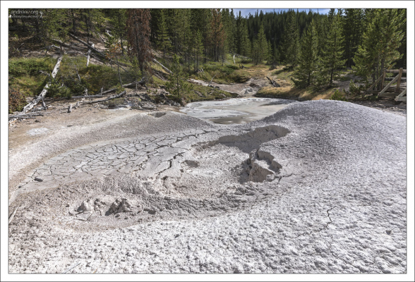 Грязевой котел на вершине холма Artists' Paint pots.
Серная кислота, полученная из газообразного сероводорода, который выделяется из подземного источника, превращает окружающий риолитовый камень в серую глину.