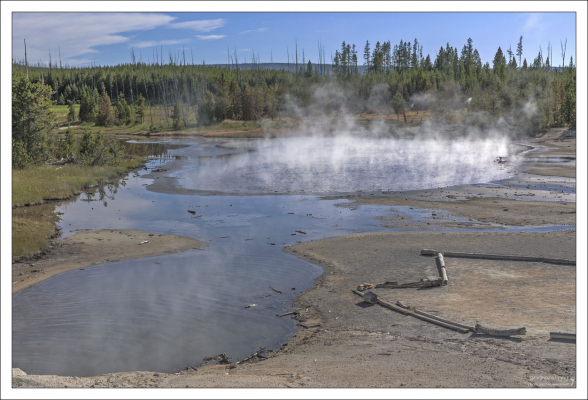 Несколько источников, объединенных общим названием The Gray Lakes. Дымятся по очереди.