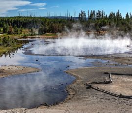 Несколько источников, объединенных общим названием The Gray Lakes. Дымятся по очереди.