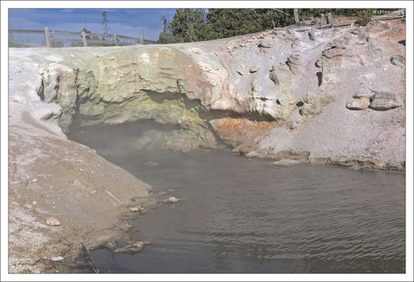 Green Dragon Spring - источник Зеленый Дракон. Это заполненная паром пещера, стены которой покрыты серой. Клубы пара стелются над водой, создавая иллюзию, что живущий в пещере дракон "дышит".