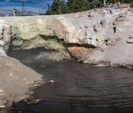 Green Dragon Spring - источник Зеленый Дракон. Это заполненная паром пещера, стены которой покрыты серой. Клубы пара стелются над водой, создавая иллюзию, что живущий в пещере дракон "дышит".