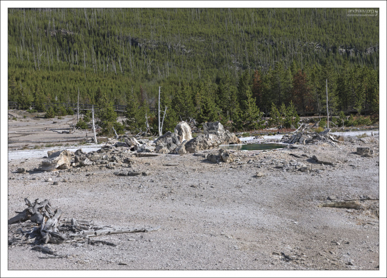 Бывший гейзер Porkchop (Свиная отбивная). Взорвался в 1989 году. Сейчас это просто горячий источник.