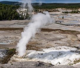 Guardian Geyser - гейзер Хранитель. Технически это гейзер, но чаще всего ведет себя как шумная фумарола (источник горячего пара).