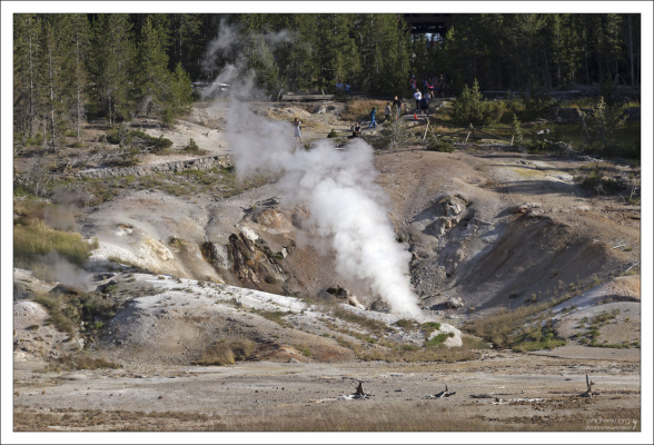 Гейзер Хранитель с другой стороны, и тропинка, ведущая к музею.