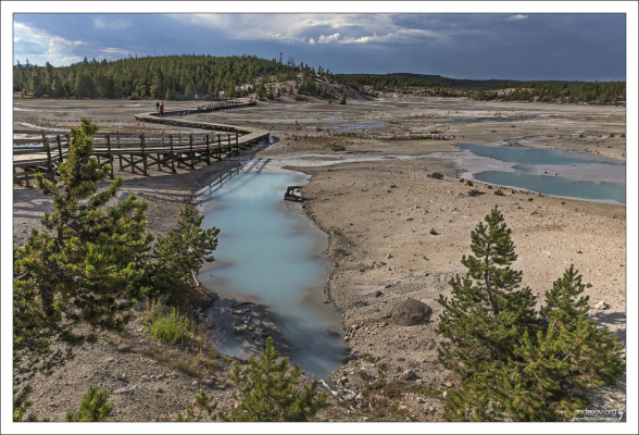 Бывший гейзер Sunday Geyser (Воскресенье) последний раз извергался в конце 1980-х.