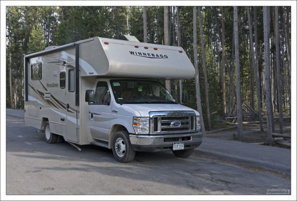 Отдельная стоянка для домов-на-колесах возле инфо-центра бассейна Норрис.