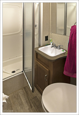 Туалетная комната в доме-на-колесах.