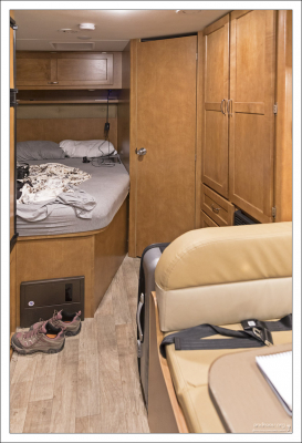 Спальня в доме-на-колесах.