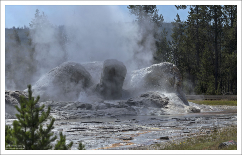 Гейзер Гротто извергается каждые 8 часов на высоту до трех метров. Перед извержениями долго готовится и пыхтит, как здесь.
