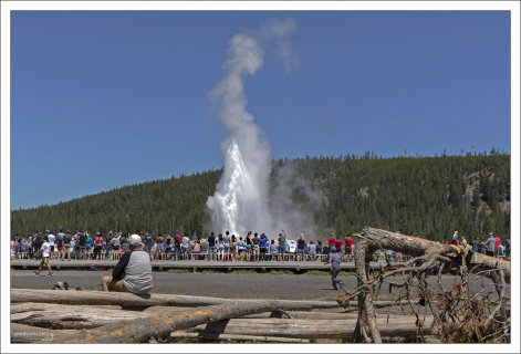 Old Faithful извергается по часам, довольно точно.
