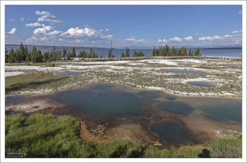 Горячий источник Lakeside Spring в гейзеровом бассейне West Thumb.