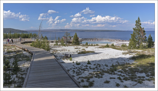 Тропа West Thumb Geyser basin trail по берегу озера Йеллоустоун.